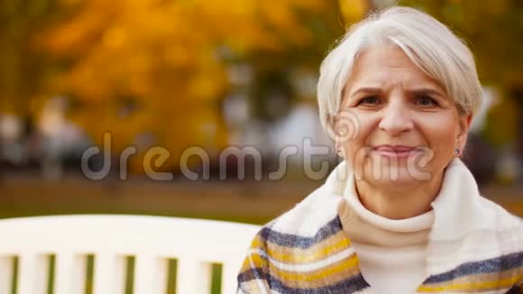 夏日公园快乐老年女性画像视频的预览图