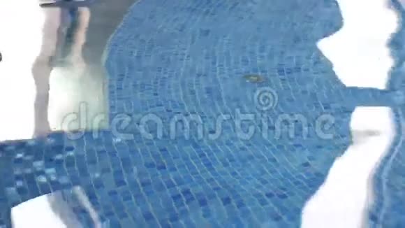 室内游泳池荡漾的水视频的预览图