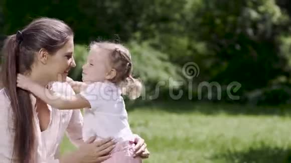 母亲和女儿一起在大自然中度过闲暇时光视频的预览图