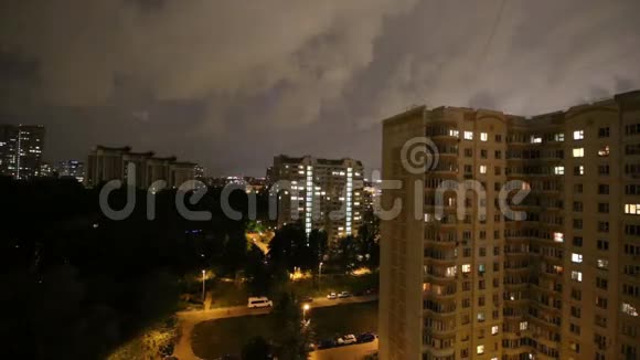 雷暴在城市上空在夜空背景下莫斯科俄罗斯视频的预览图