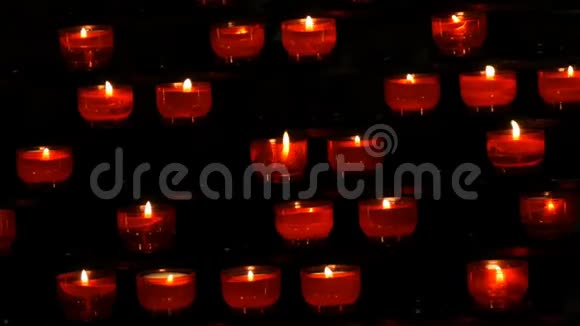 在天主教教堂点燃红色的圆烛视频的预览图