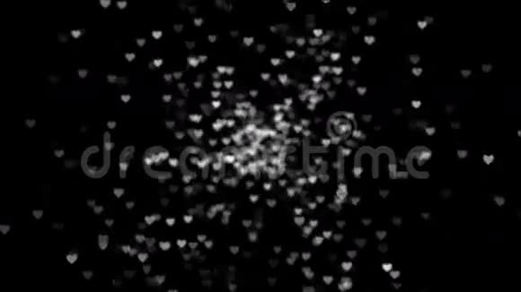 银色的心在黑色的背景上闪闪发光视频的预览图