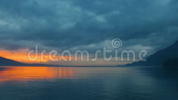 秋天的黑暗爱琴海日落视频的预览图