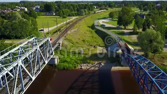 高加河铁路桥拉脱维亚空中无人机顶景4KUHD视频视频的预览图