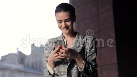 漂亮的商务女性带电话的户外肖像视频的预览图