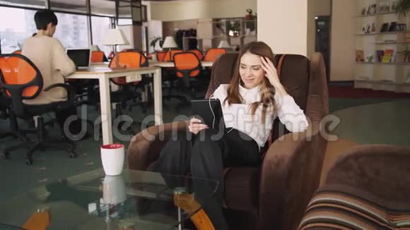 办公室里的年轻女商人在平板电脑上有视频通话视频的预览图