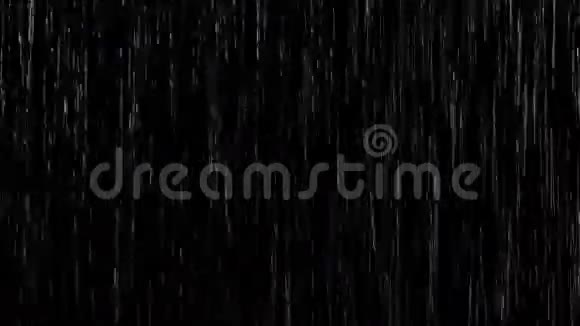 在近景下落下的雨滴视频的预览图