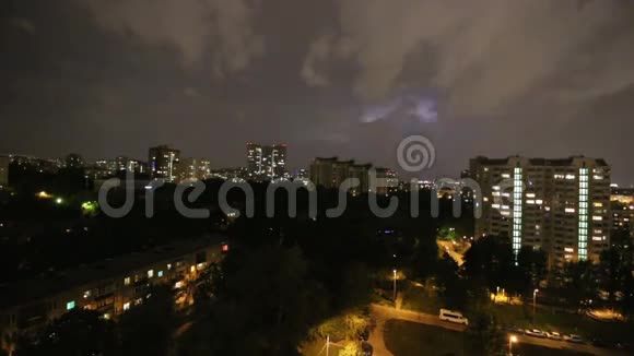 雷暴在城市上空在夜空背景下莫斯科俄罗斯视频的预览图