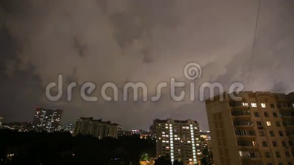 雷暴在城市上空在夜空背景下莫斯科俄罗斯视频的预览图