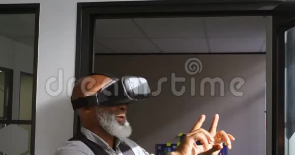 在办公室里使用虚拟现实耳机的商人视频的预览图