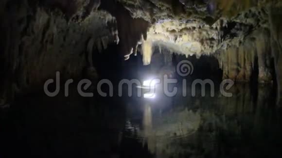 迪罗斯的水下洞穴视频的预览图