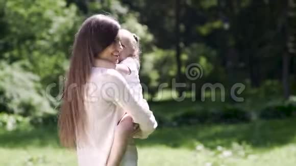 母亲和女儿一起在大自然中度过闲暇时光视频的预览图