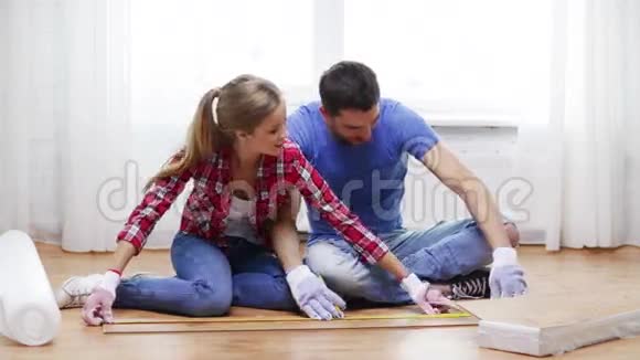 微笑夫妇测量木地板视频的预览图