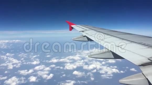 空中飞机的机翼视频的预览图