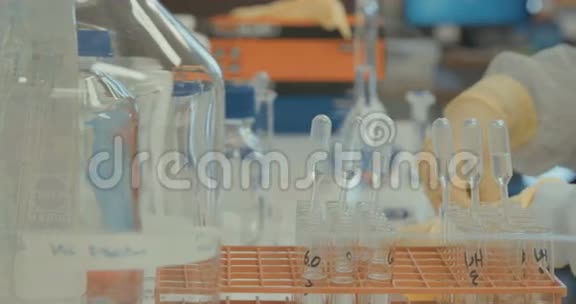 实验室技术员在制药实验室工作视频的预览图