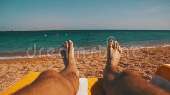 躺在海边的阳光休息室里的人的腿视频的预览图