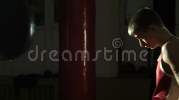 年轻拳击手在健身房打拳击视频的预览图