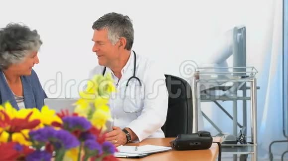 医生和病人看着笔记本电脑视频的预览图