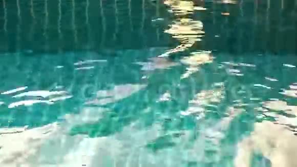 日落时分清澈的碧水在水池中荡漾视频的预览图