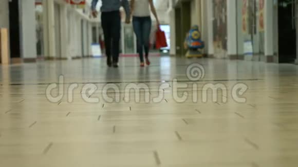 可爱夫妇散步的景色视频的预览图
