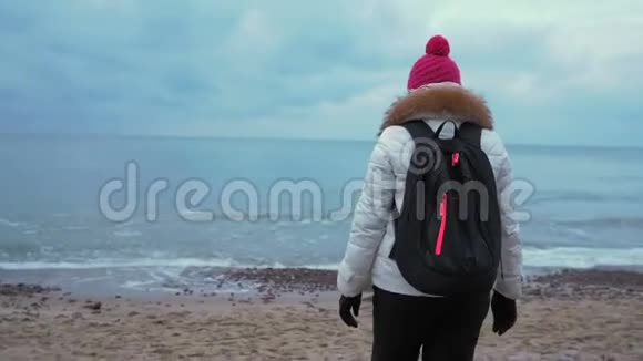 年轻女子在海上行走视频的预览图