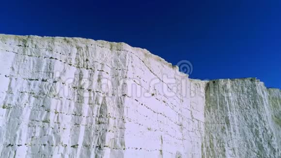 飞越英国海滩头和七姐妹的白色悬崖视频的预览图