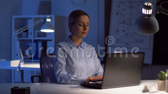 带笔记本电脑的女商人在夜间办公视频的预览图