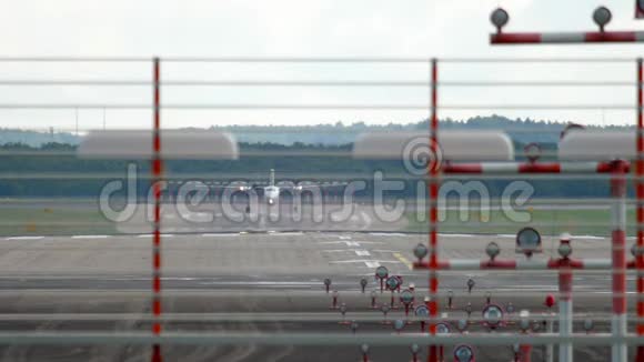 飞机降落在杜塞尔多夫视频的预览图