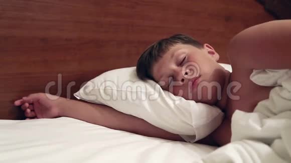 那个男孩躺在床上视频的预览图