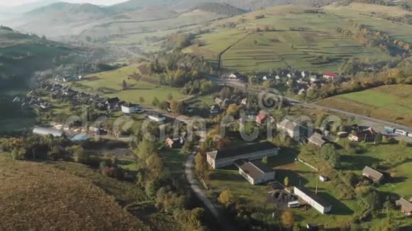 山地小村庄景观的鸟瞰图视频的预览图
