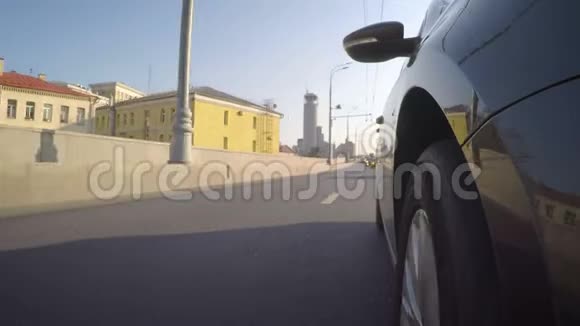 阳光明媚的夏日汽车沿着城市街道行驶视频的预览图