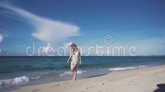 女孩沙滩大海风在你的头发里视频的预览图