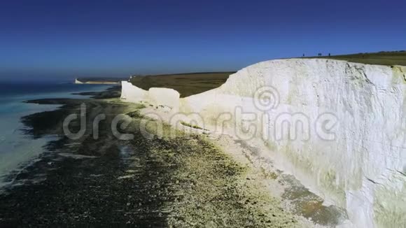 飞越英国海滩头和七姐妹的白色悬崖视频的预览图