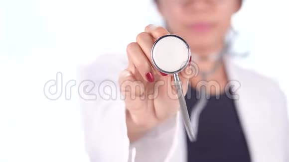 手里拿着听诊器的女医生视频的预览图