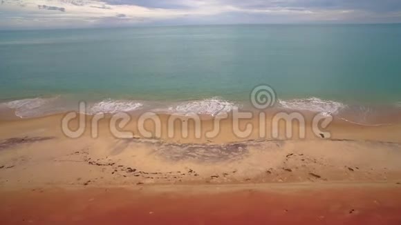 海洋和海滩与山射视频的预览图