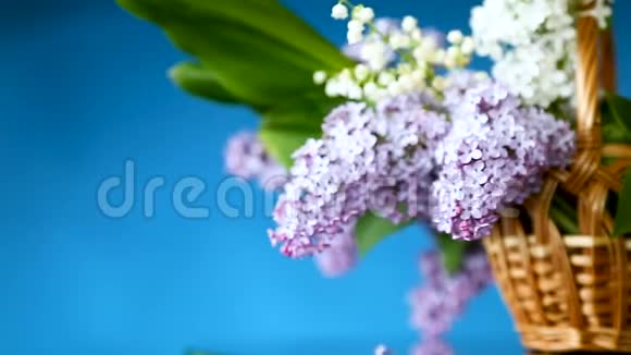 春天盛开的紫薇花束在篮子里视频的预览图