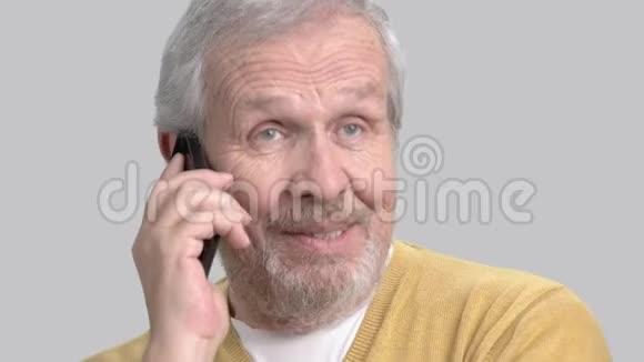 有电话的开朗的老人视频的预览图