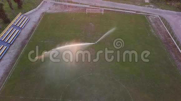 足球场草坪浇水的鸟瞰图视频的预览图