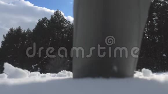 人的脚在深雪的冬天慢动作视频一个背包旅行的人在雪地森林里散步冬天视频的预览图