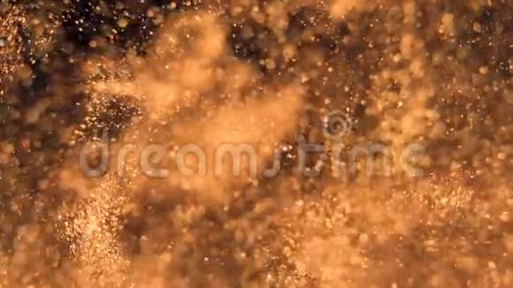 优雅的细致的金色的颗粒在水下流动具有较浅的景深视频的预览图