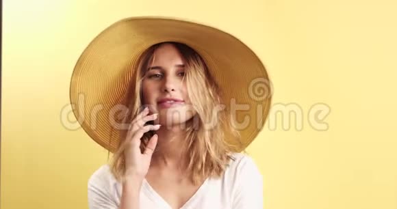 微笑的金发女人戴着帽子的视频视频的预览图