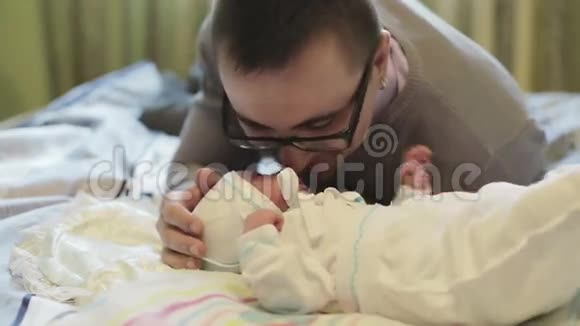 有新生儿的快乐父亲视频的预览图