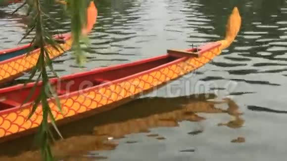 在湖里的船视频的预览图