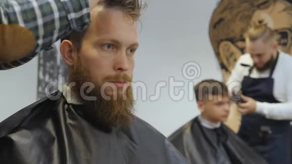 男士美容师理发店头发护理理发师为留胡子的人做发型这就是视频的预览图
