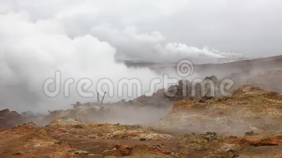 冰岛的地热活动视频的预览图
