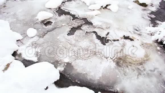 雪中结冰的河流视频的预览图