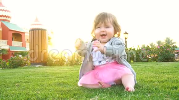 公园里快乐可爱的宝贝视频的预览图