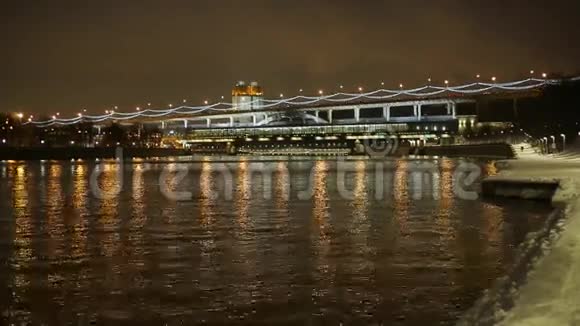 冬季城市的傍晚河流视频的预览图