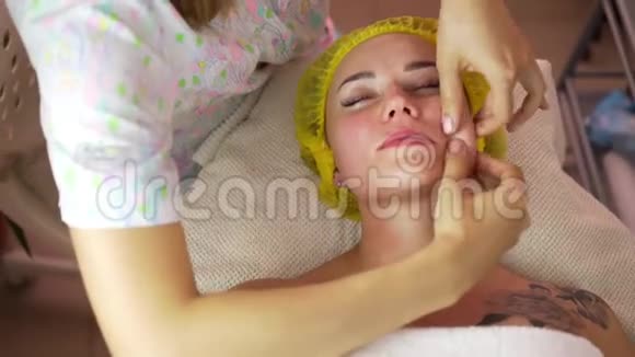 专业按摩师的手是美容水疗中心的脸视频的预览图