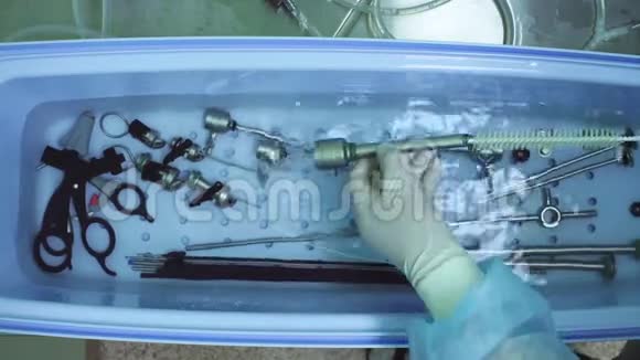 护士清洗医疗器械的手视频的预览图